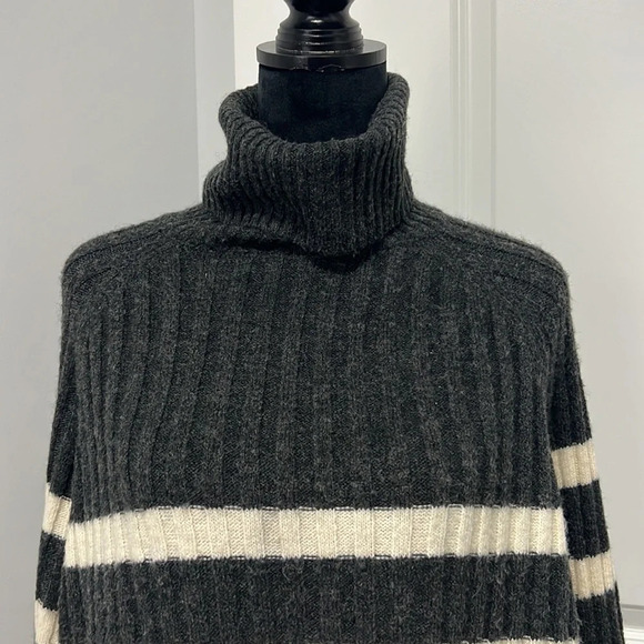 H&M rib-knit turtleneck black/striped oversized long sleeve sweater size medium - Picture 3 of 10